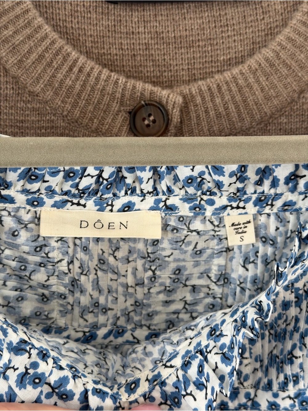 Doen Blue and White Floral Puff Sleeve Blouse - Picture 3 of 7